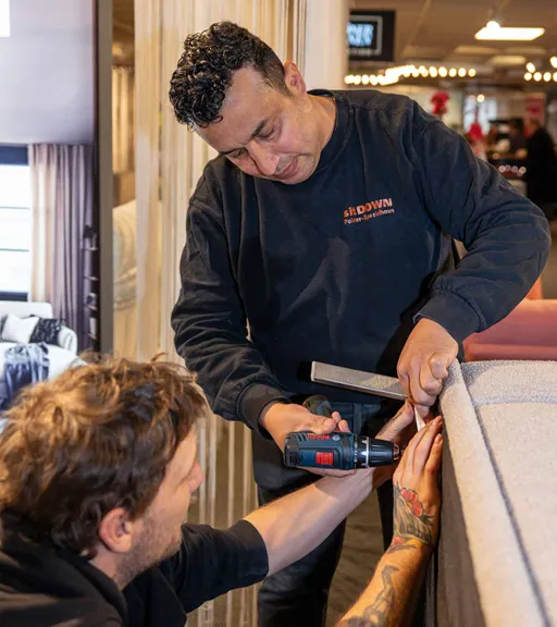 Montagemitarbeiter bei der Arbeit